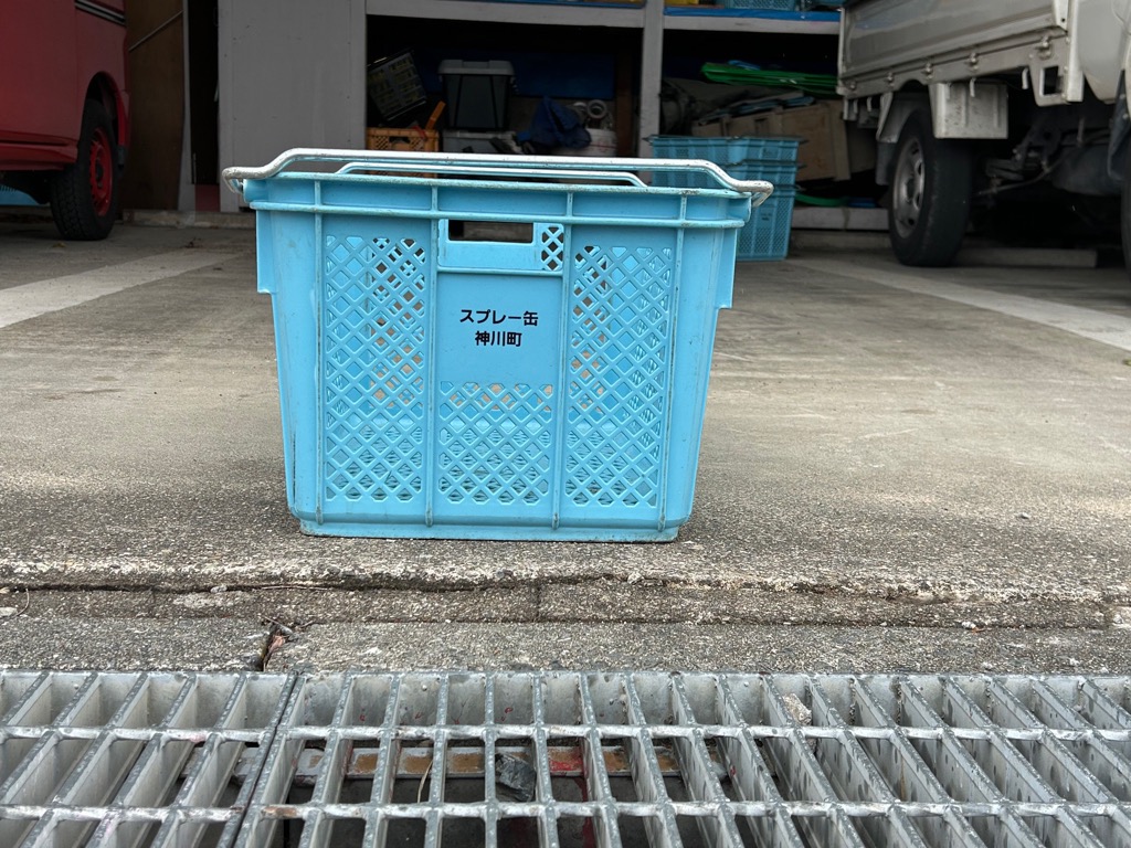 スプレー缶収集用水色かご