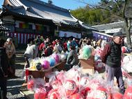 大光普照寺だるま市の様子の写真