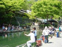 矢納フィッシングパークで釣りをしている写真