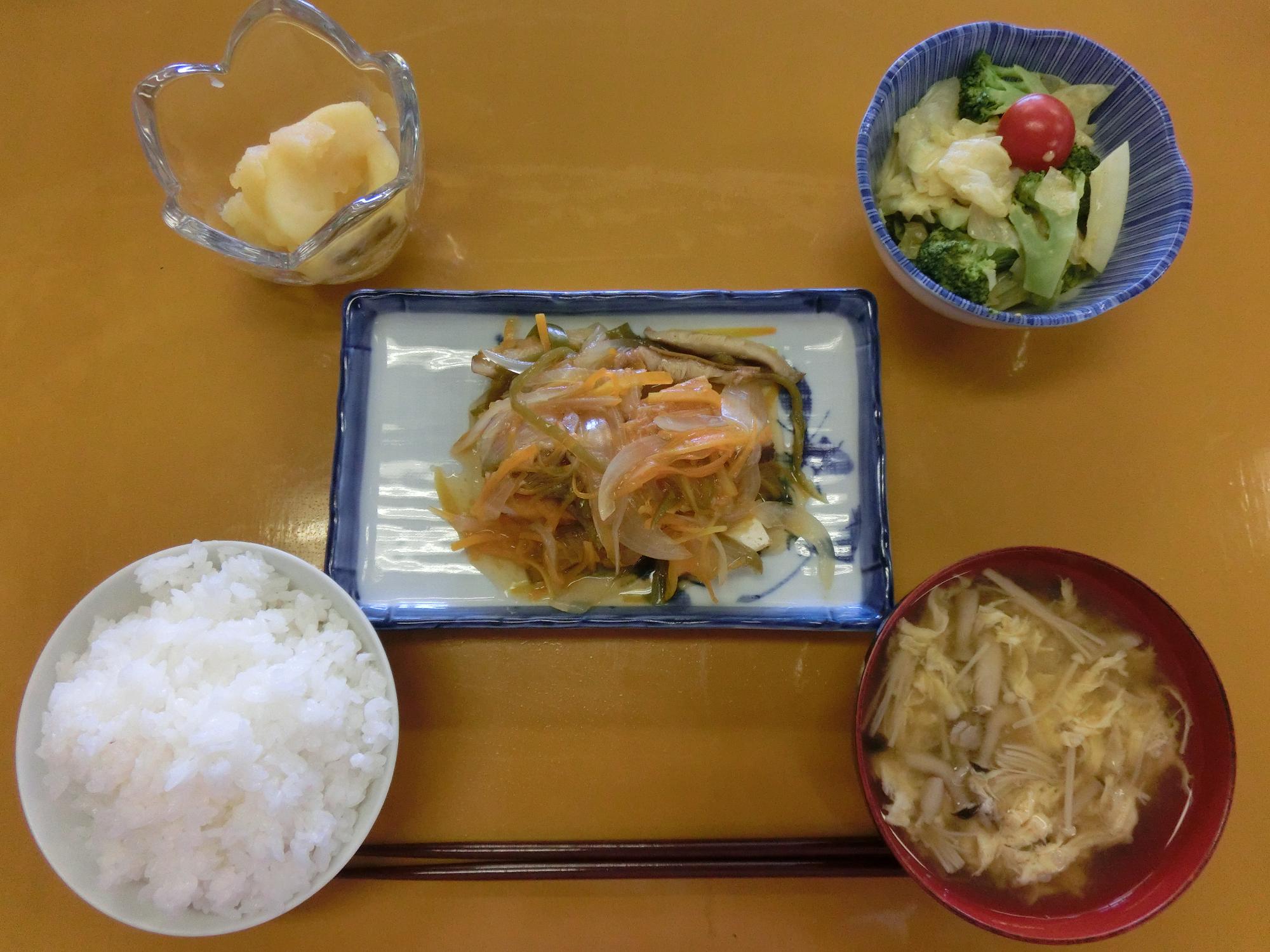 厚揚げ甘酢あんかけ・ブロッコリーのサラダカレー風味・キノコと卵のお味噌汁・リンゴの甘煮