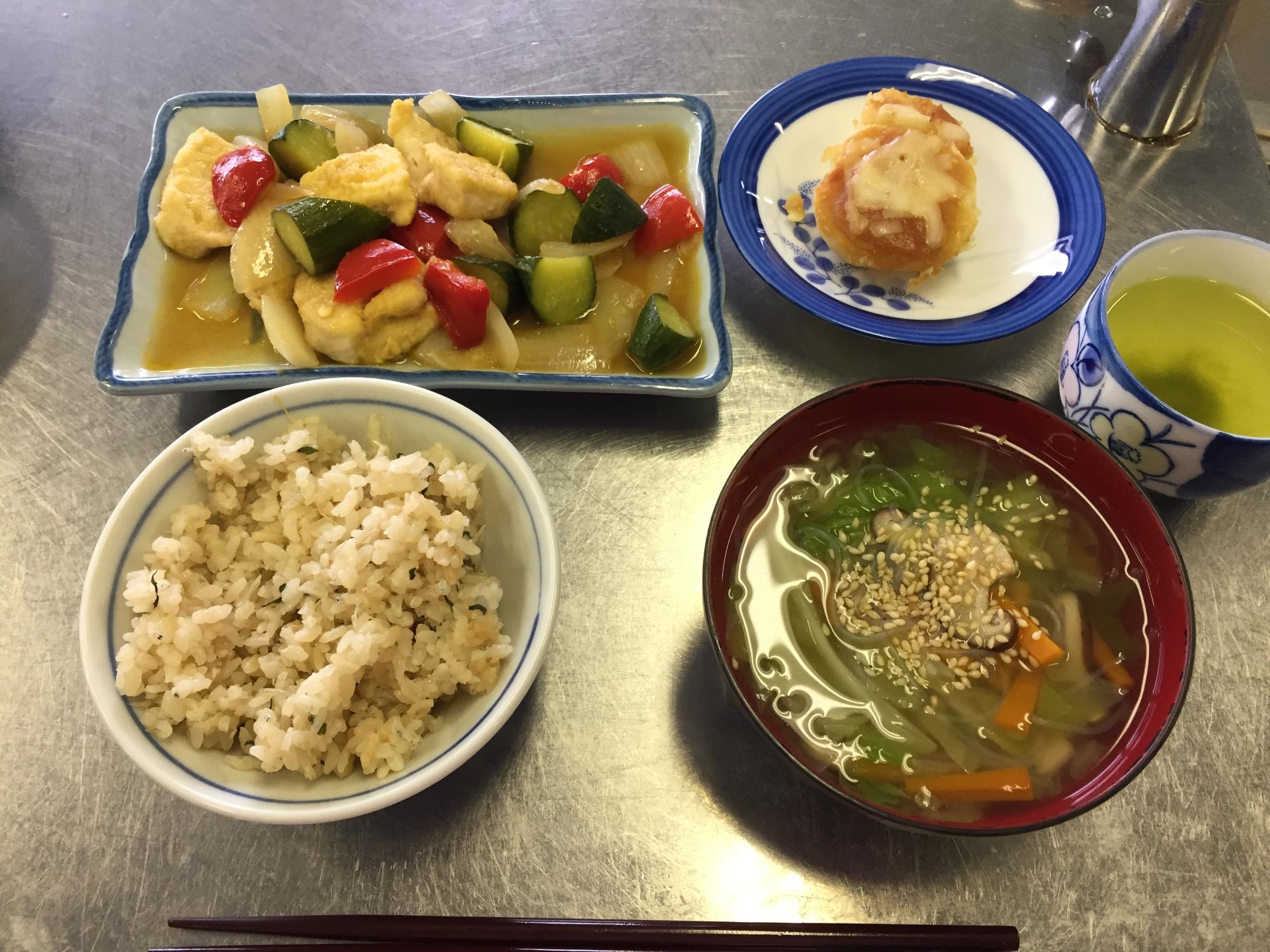 6月の実習 シラスの炊き込みご飯・鶏肉と夏野菜の焼漬け・新じゃがのみそチーズ焼き・春雨スープ